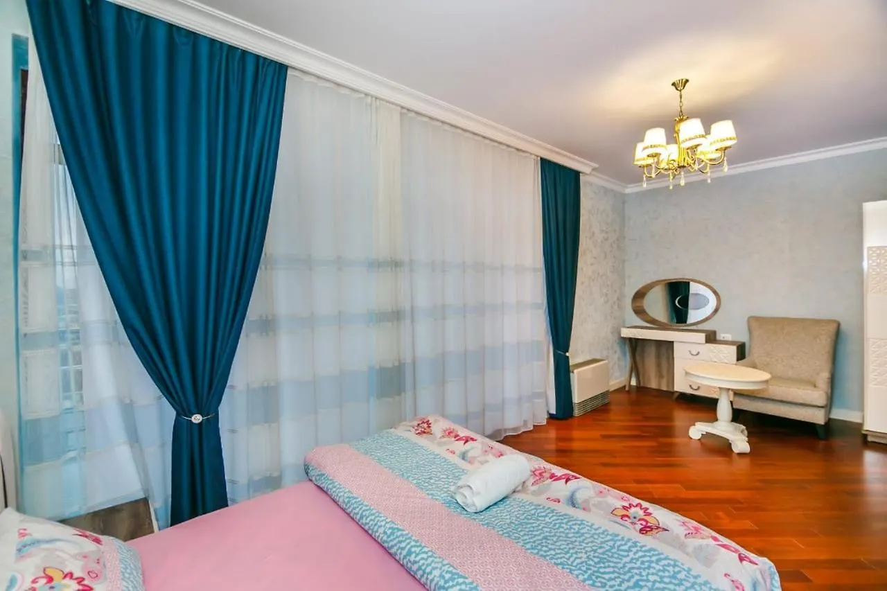 Lux Family Apartment In City Center Baku