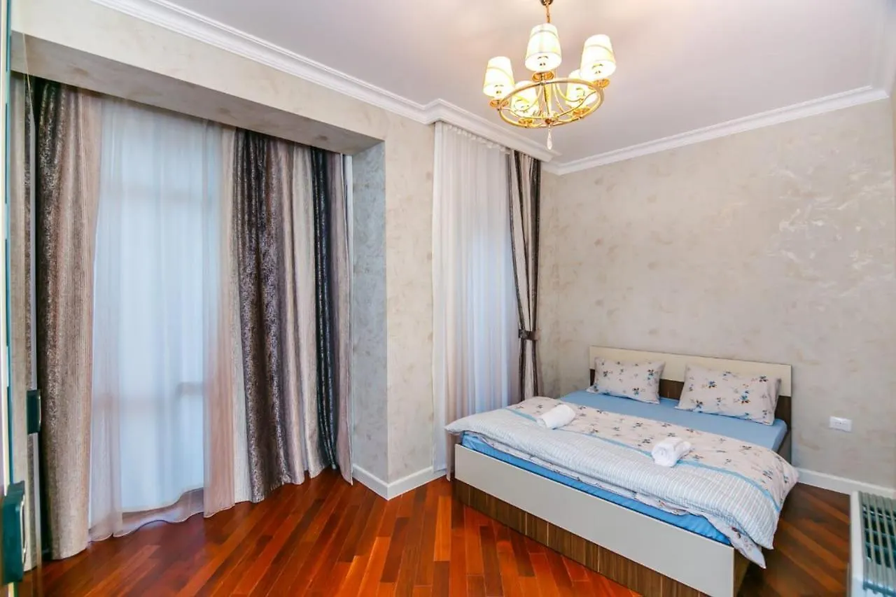 Lux Family Apartment In City Center Baku